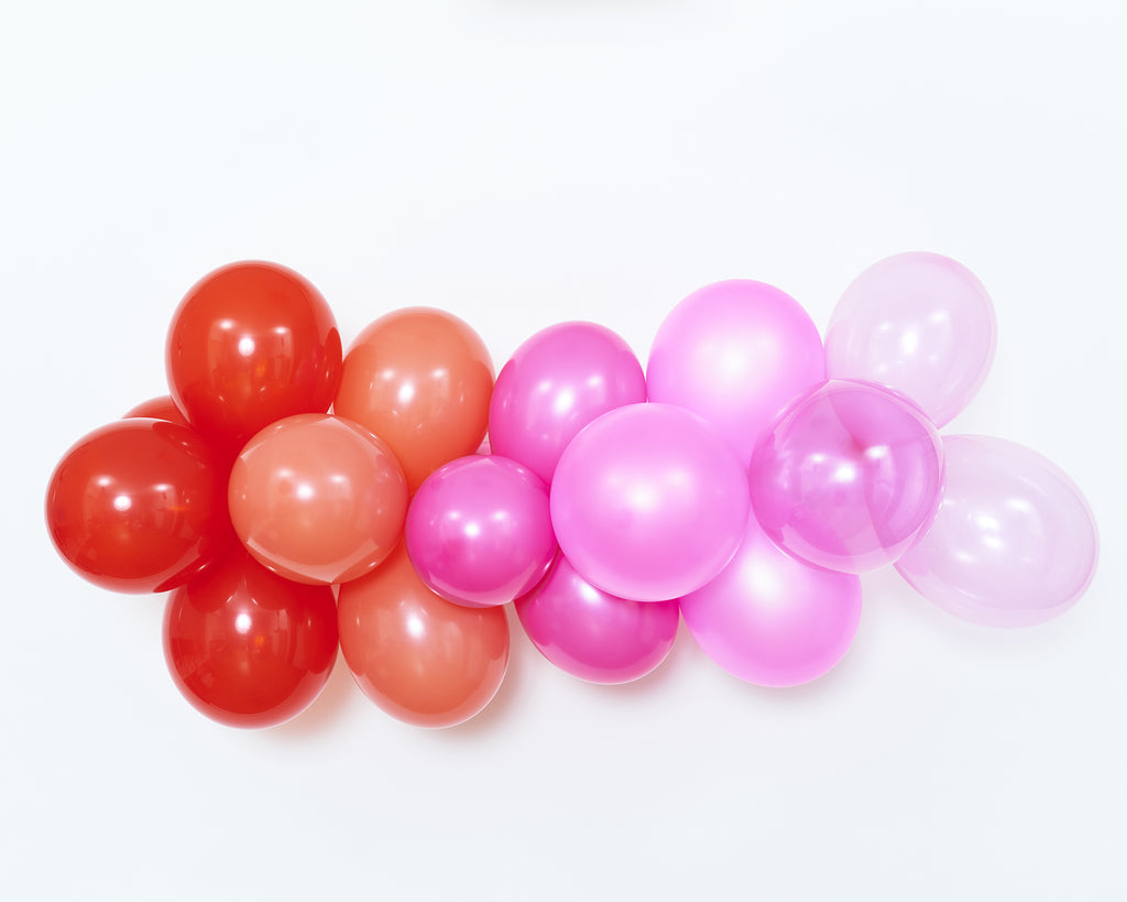 Ballongirlande in Pink- und Rottönen
